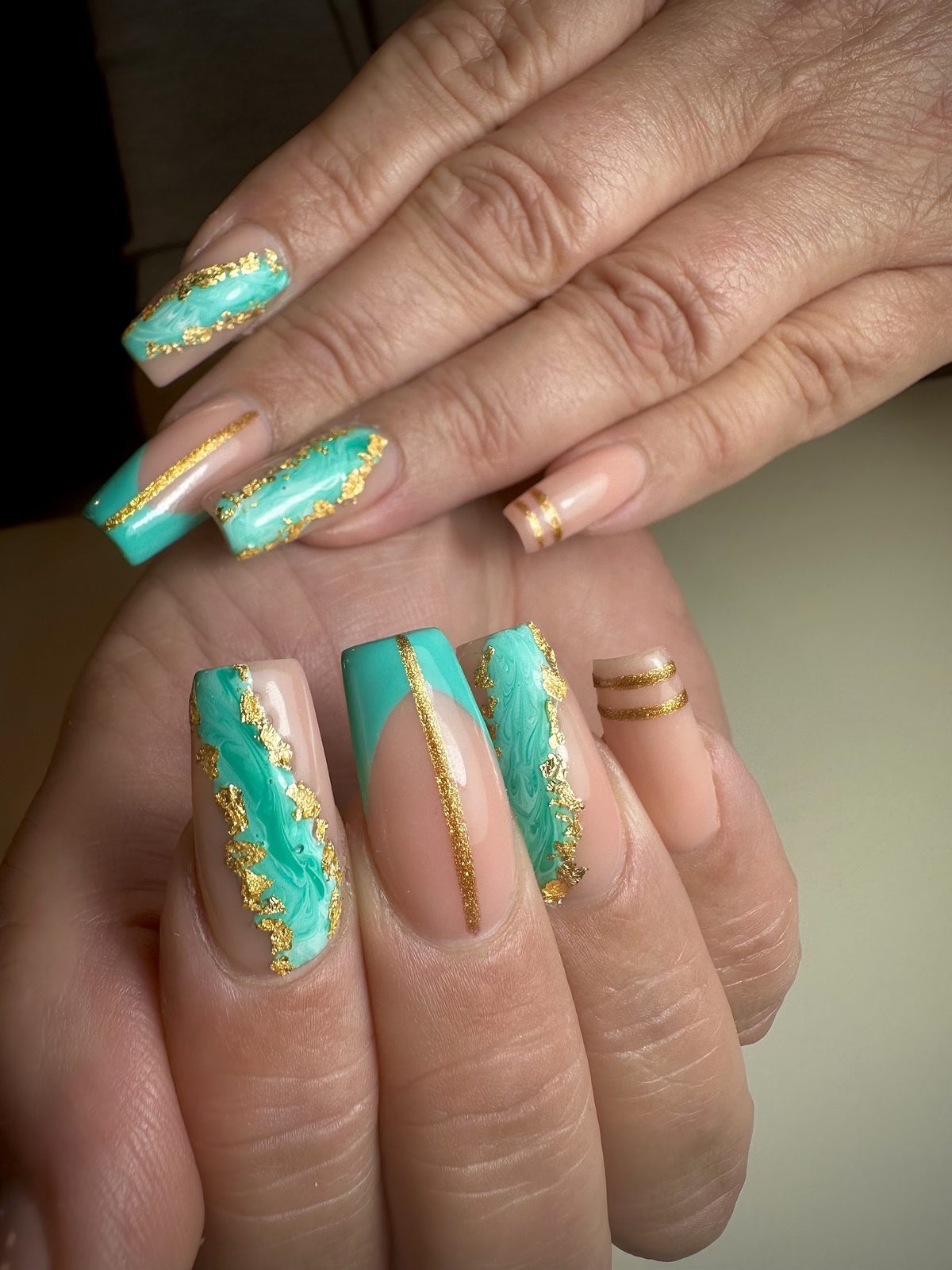 Lange vierkante nagels in turquoise marmer met bladgoud