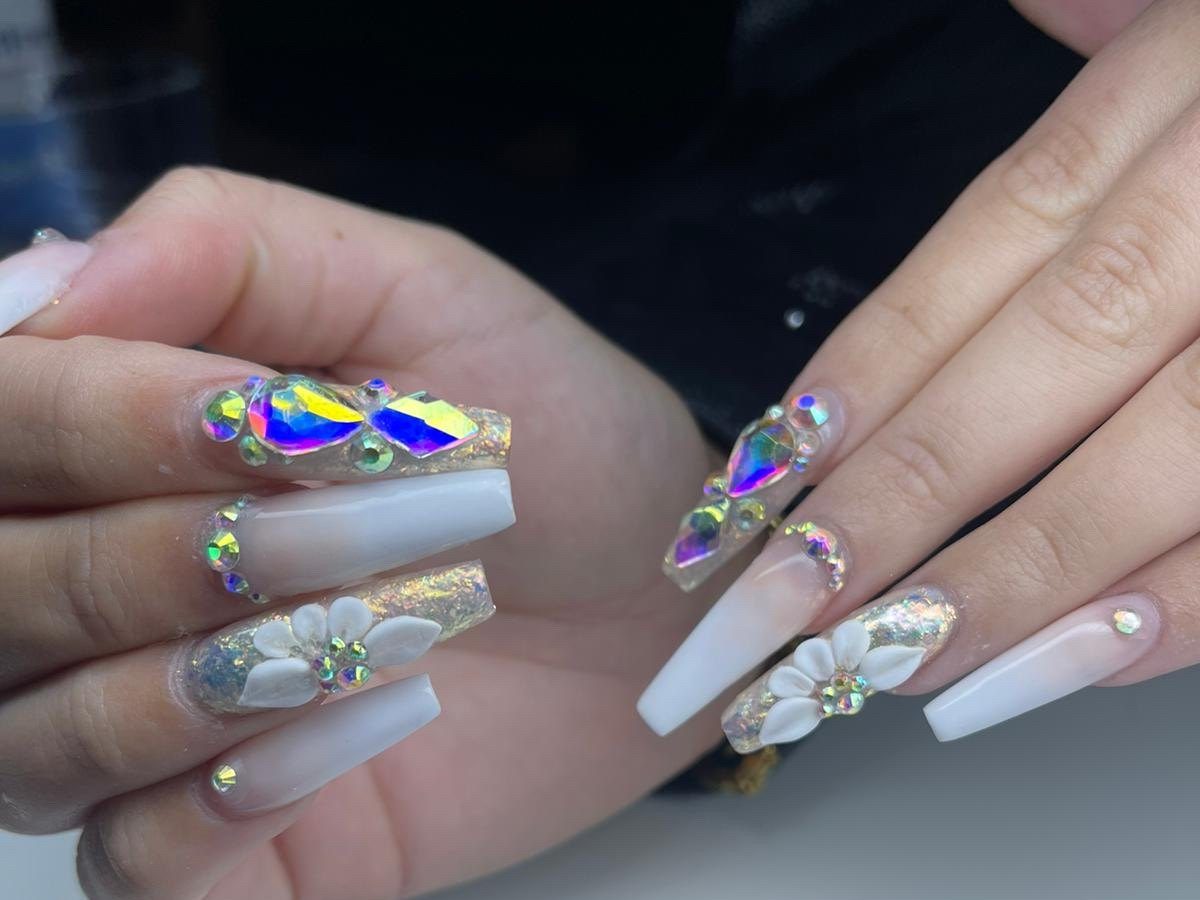 Lange nagels met kristallen en 3D bloemetjes