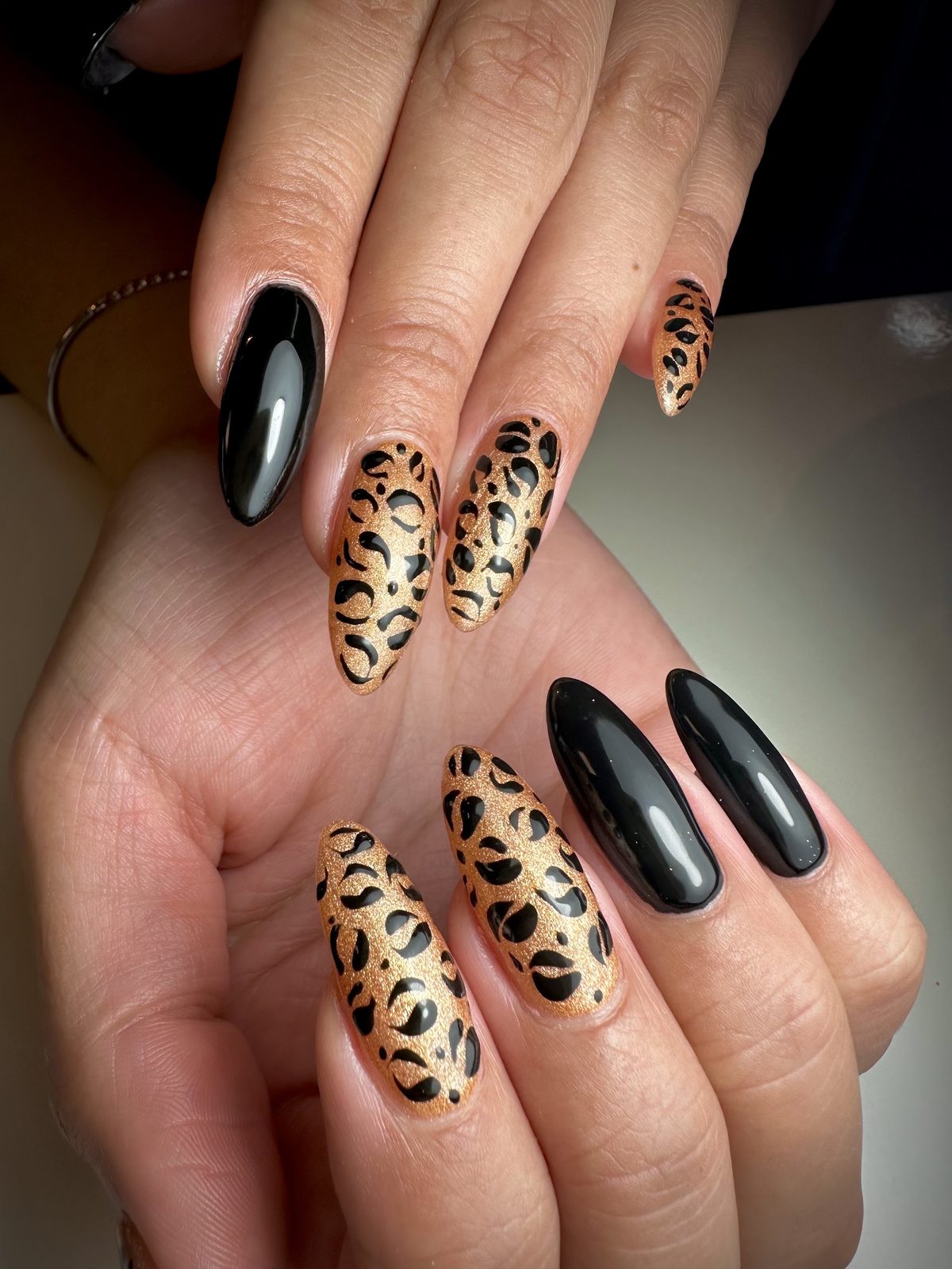 Amandelnagels in zwart en luipaardprint
