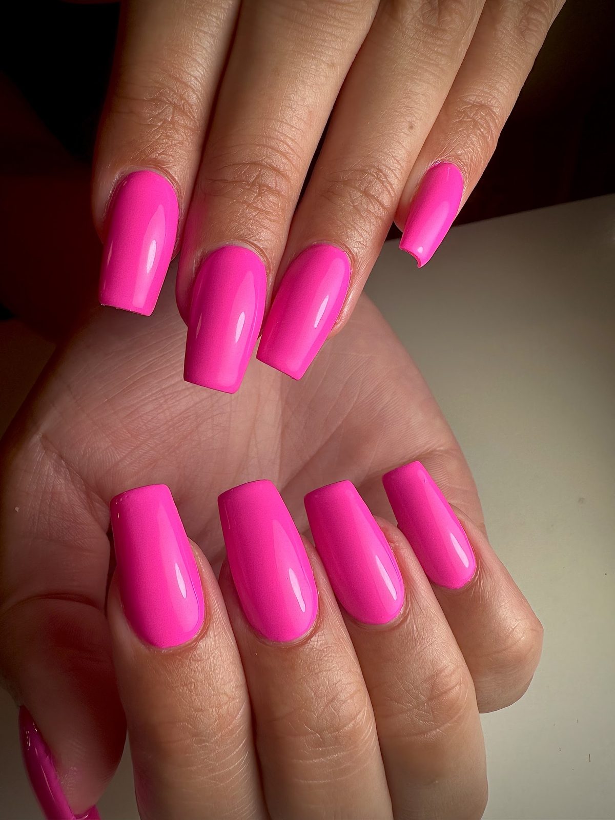 Vierkante nagels in fel roze