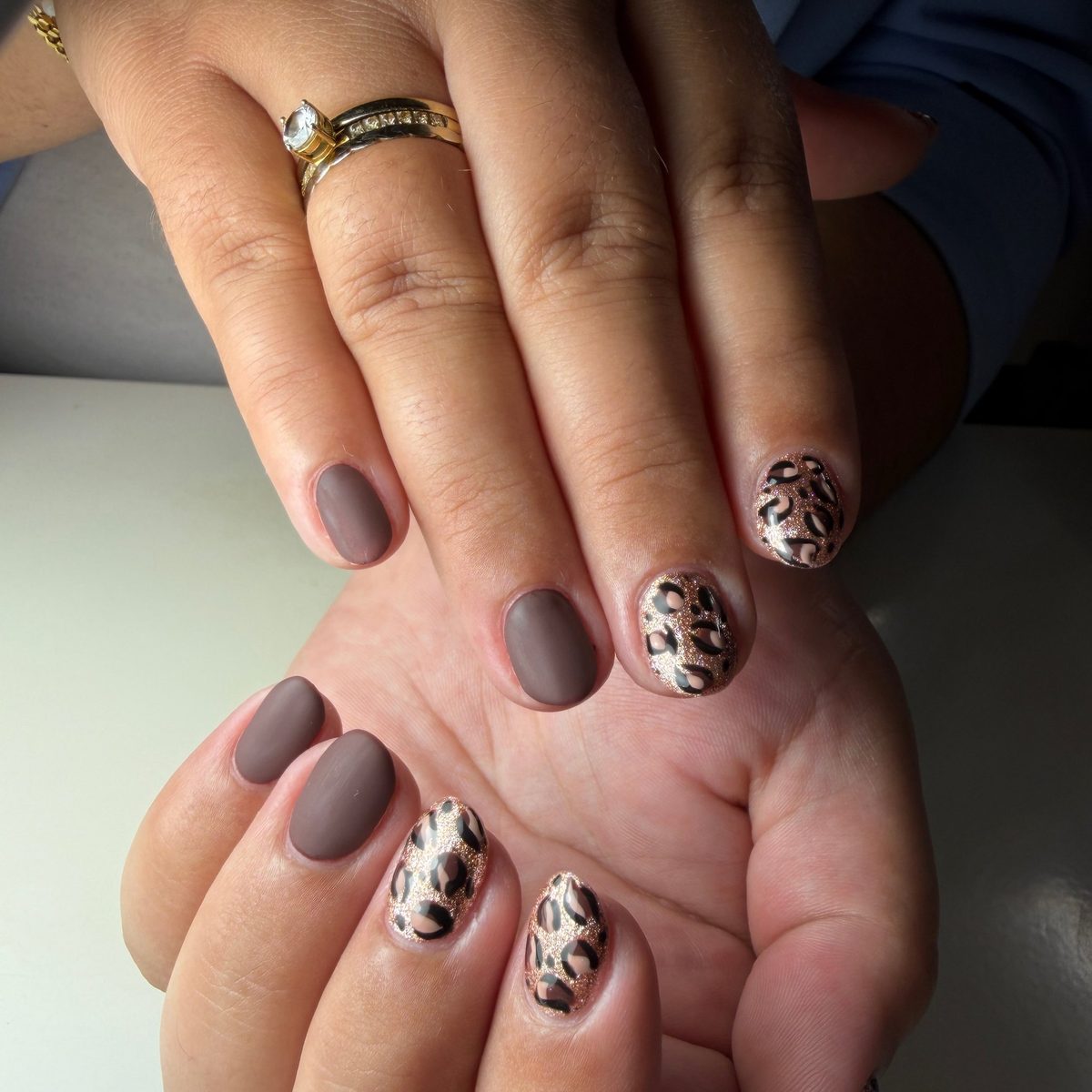 Korte matte nagels in bruin met luipaardprint