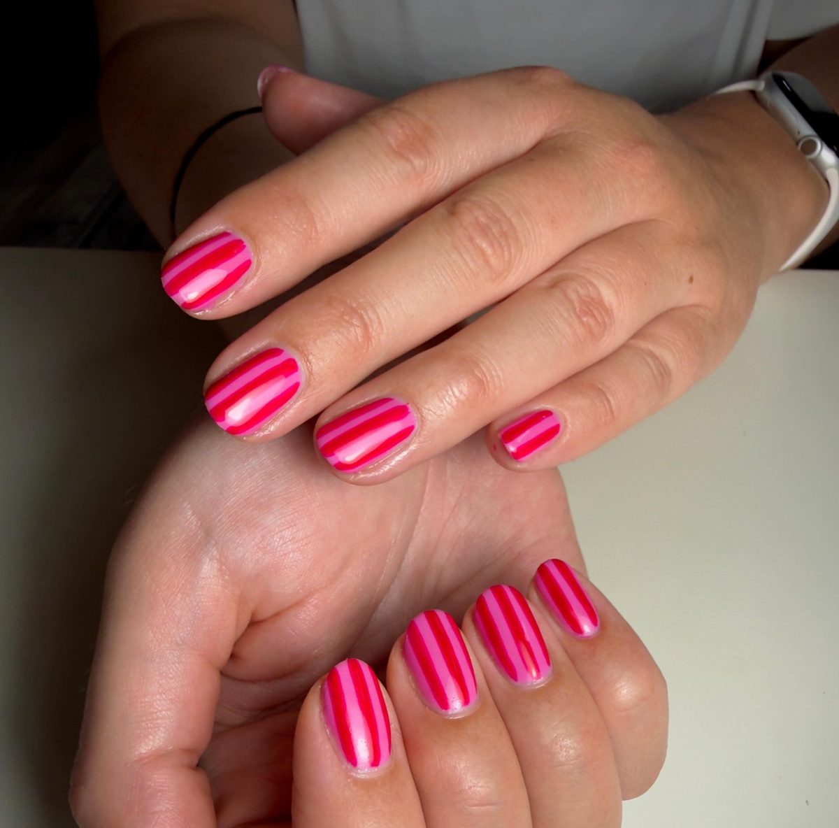 Korte nagels met roze strepen